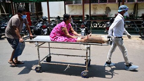Indien: Eine Frau sitzt mit einer Sauerstoffflasche auf einer Trage / © Prabhat Kumar Verma (dpa)