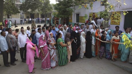 Indien: Frauen stehen Schlange vor einem Wahllokal / © Manish Swarup (dpa)