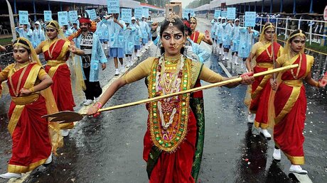 Indische Schülerinnen, verkleidet als Göttin Durga, proben einen Umzug für den Unabhängigkeitstag / © Kolkata- Monojit Kumar Saha (dpa)