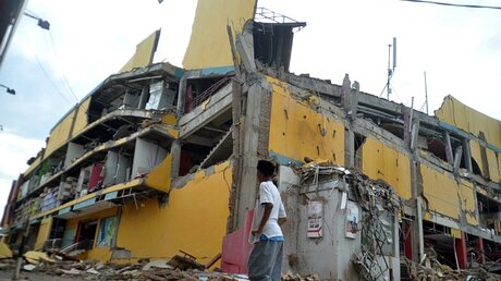 Indonesien: Ein vom Erdbeben und einem darauf folgenden Tsunami zerstörtes Haus / © Rifki (KNA)