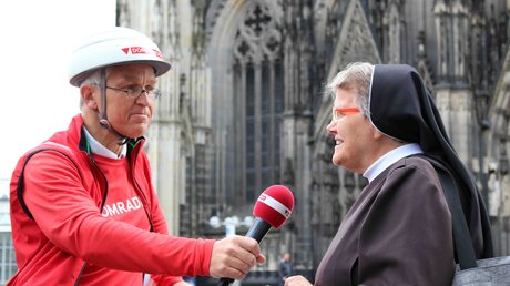Ingo Brüggenjürgen im Gespräch mit Schwester Katharina Hartleib / © Gerald Mayer (DR)