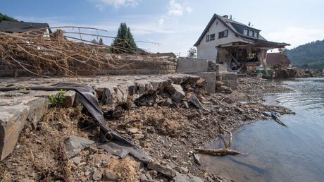 Insul: Ein nach der Hochwasserkatastrophe völlig zerstörtes Haus steht am Ufer der Ahr / © Boris Roessler (dpa)