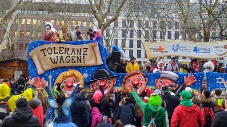 Interreligiöser Karnevalswagen in Düsseldorf  / © Tobias Hammer (KNA)