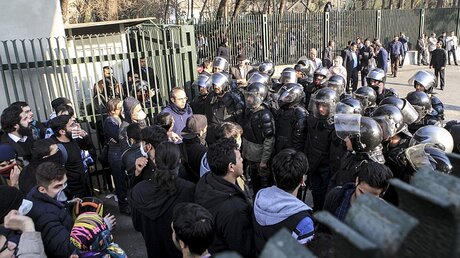 Iranische Sicherheitskräfte stellen sich Demonstranten in Teheran in den Weg / © N.N. (dpa)