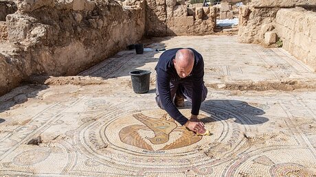 Israel: Archäologe bei Ausgrabungen in Bet Schemesch / © Andrea Krogmann (KNA)
