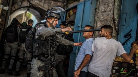 Israel, Jerusalem: Israelische Sicherheitskräfte blockieren palästinensische Demonstranten / © Ilia Yefimovich (dpa)