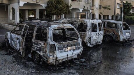 Israel, Lod: Verbrannte Fahrzeuge sind nach Unruhen in der Stadt Lod zu sehen / © Ilia Yefimovich (dpa)