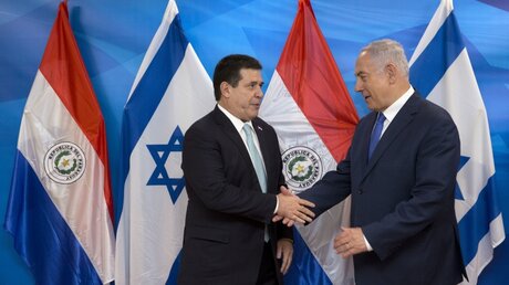 Israels Ministerpräsident Netanjahu (r.) begrüßt Horacio Cartes (l.), den damaligen Präsidenten von Paraguay, bei der Eröffnung der Botschaft in Jerusalem / © Sebastian Scheiner (dpa)