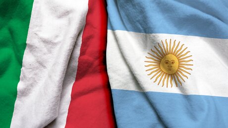 Italienische und argentinische Flagge / © Aritra Deb (shutterstock)