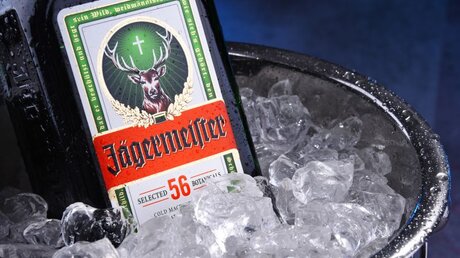 Jägermeister-Flasche auf Eis  (shutterstock)