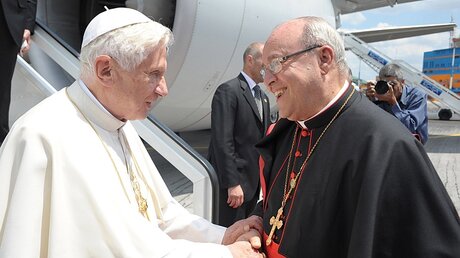 Kardinal Jaime Ortega (r.) mit Benedikt XVI. im Jahr 2012 / © Osservatore Romano (KNA)
