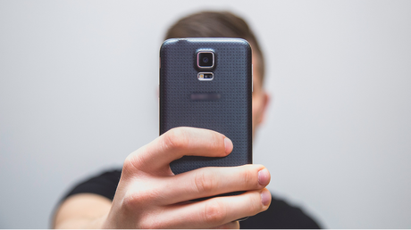 Junge Menschen sollen Selfies für die Kölner Aktion "Shalom Selfie" machen / © tookapic (Pixabay)