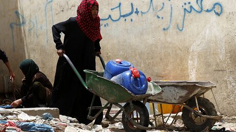 Suche nach Lebensmitteln im Jemen (dpa)