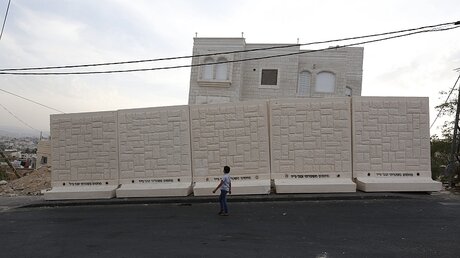 Neue Mauer im Ostteil Jerusalems / © Abir Sultan (dpa)