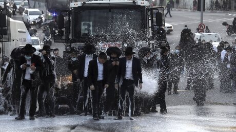 Jerusalem: Israelische Polizisten setzten Wasserwerfer gegen ultra-orthodoxe Juden ein / © Mahmoud Illean (dpa)
