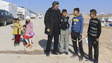 Jan Kizilhan in einem Flüchtlingscamp im Irak / © privat (epd)