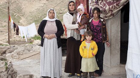 Jesidische Familie im irakischen Sinjaar-Gebirge (KNA)