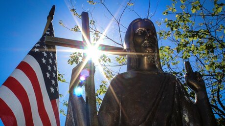 Jesusstatue mit US-Flagge / © Bradley Birkholz (KNA)