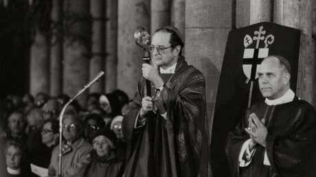 Joachim Kardinal Meisner wird am 12. Februar 1989 in sein Amt als Erzbischof von Köln eingeführt / © N.N. (KNA)