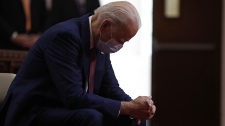 Joe Biden im Gebet / © Andrew Harnik (dpa)