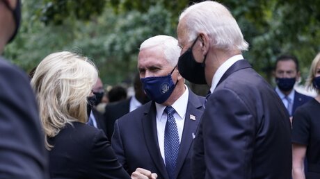 Joe Biden (r), US-Präsidentschaftskandidat der Demokraten, und seine Ehefrau Jill Biden (vorne, l) mit Mike Pence (m), Vizepräsident der USA / © Mary Altaffer/AP (dpa)