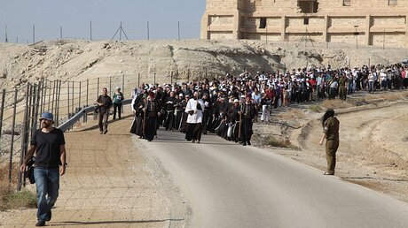 Pilger und Touristen auf dem Weg zur überlieferten Taufstelle Jesu am Jordan (KNA)