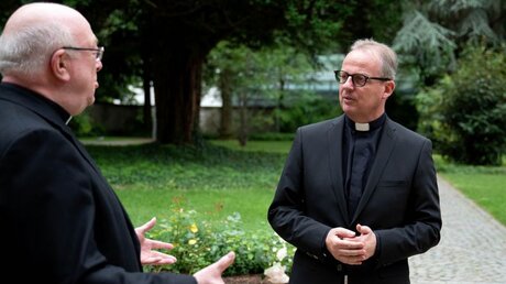 Josef Holtkotte (r.) mit Erzbischof Hans-Josef Becker / © Tobias Schulte (EPB)