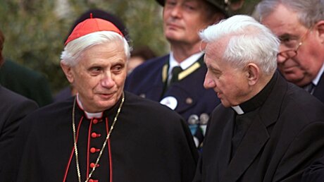 Joseph (l.) und Georg Ratzinger im Jahr 2002 (KNA)