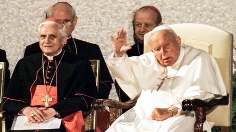 Joseph Ratzinger und Papst Johannes Paul II. 2003 im Vatikan / © Wolfgang Radtke (KNA)