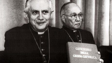 Kardinal Joseph Ratzinger und Kardinal Jose Tomas Sanchez präsentieren den Katechismus / © N. N. (KNA)