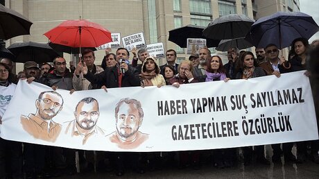 "Journalismus ist kein Verbrechen - Freiheit für die Journalisten" - Protest zum Verhandlungsauftakt gegen Journalisten und Menschenrechtler / © AP (dpa)