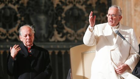 Juan Luis Cipriani Thorne und Papst Franziskus, Archivbild / © Paul Haring, CNS Photo (KNA)