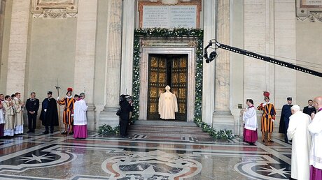 Papst Franziskus öffnet die heilige Pforte im Petersdom / © Maurizio Brambatti (dpa)