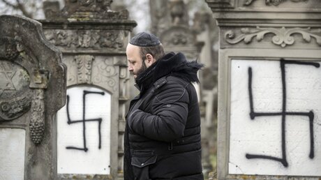Jude auf einem jüdischen Friedhof / © Jean-Francois Badias (dpa)