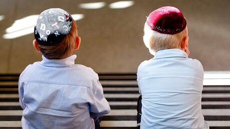 Jüdische Kinder - am Mitzvah-Day engagieren sich auch viele Kitas und Schulen / © Daniel Bockwoldt (dpa)