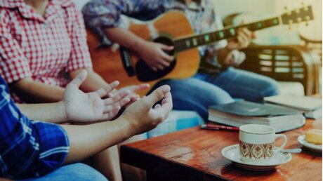 Beten, singen und gemeinsam ins Gespräch kommen (shutterstock)
