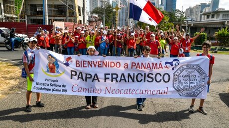 Jugendliche mit einem Banner mit der Aufschrift "Bienvenido a Panama, Papa Francisco"  / © Cristian Gennari (KNA)