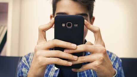Jugendlicher mit einem Smartphone / © Carballo (shutterstock)