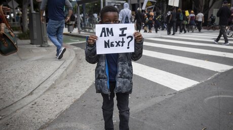 Junge mit einem Schild "Am I next?" ("Bin ich der nächste?") / © Christian Monterrosa (dpa)