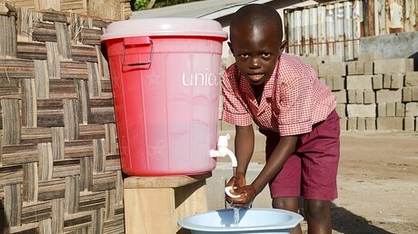 Junge wäscht sich die Hände / © Katrin Gänsler (KNA)