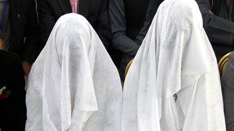 Junge afghanische Bräute vor einer kollektiven Eheschließung / © Naweed Haqjoo (dpa)