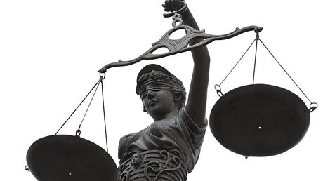 Figur der Justitia vor einem Gericht / © David-Wolfgang Ebener (dpa)