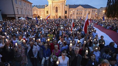 Menschen demonstrieren vor dem Obersten Gericht in Warschau gegen die Justizreform / © Alik Keplicz (dpa)