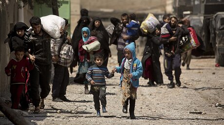 Kinder im Irak auf der Flucht / © Maya Alleruzzo (dpa)
