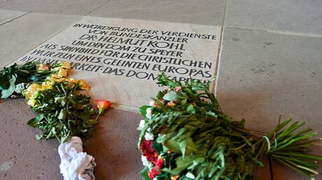 Bodenplatte mit Danksagung an Helmut Kohl im Speyerer Dom / © Uwe Anspach (dpa)