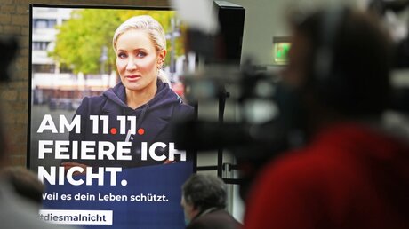 Kampagnen-Plakat mit Moderatorin Janine Kunze und der Aufschrift: "Am 11.11. feiere ich nicht" / © Oliver Berg (dpa)