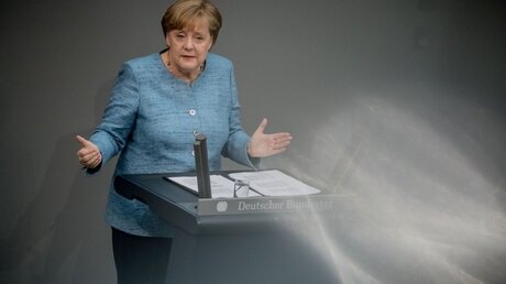 Kanzlerin Angela Merkel im Bundestag / © Michael Kappeler (dpa)