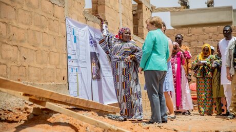 Kanzlerin Merkel in Afrika / © Michael Kappeler (dpa)