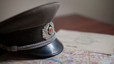 Kappe eines Stasi-Offiziers / © Steve Scott (shutterstock)