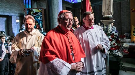 Kardinal Jean-Claude Hollerich (m.) / © Stefano Dal Pozzolo/Romano Siciliani (KNA)